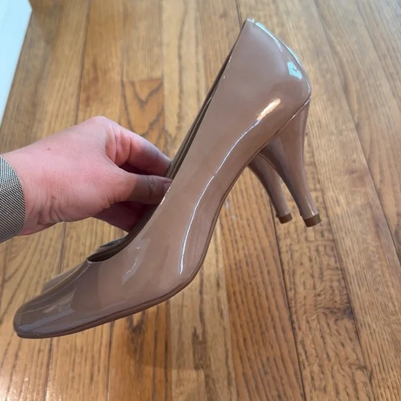 ✨ Bandolino Classic Tan Patent Heels — Size 8 ✨ - Picture 4 of 5